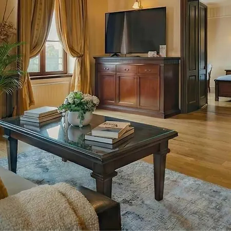 Boutique With Skyline Views In شقة